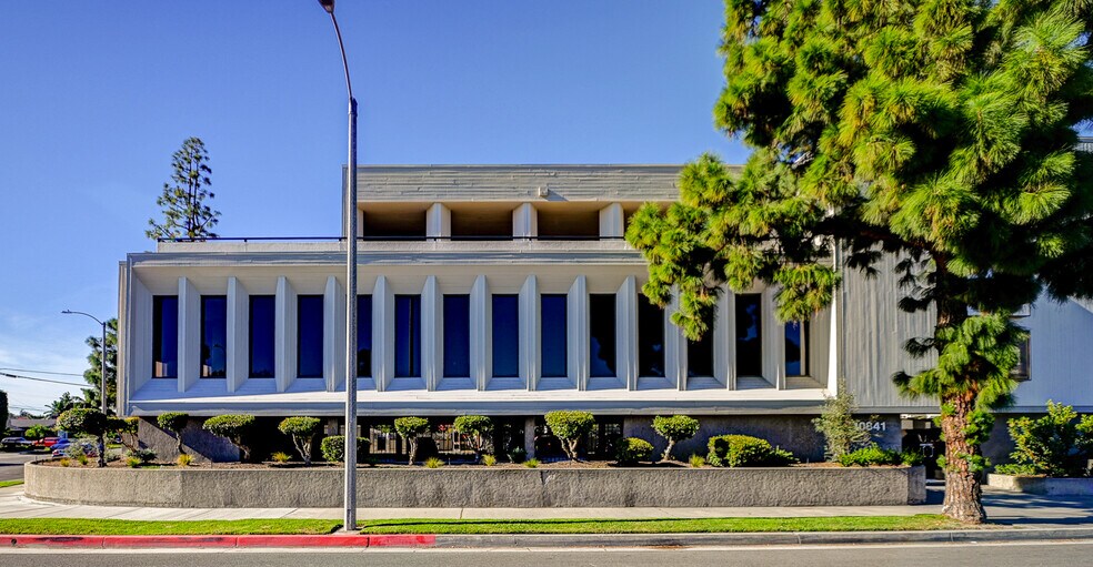 10841 Paramount Blvd, Downey, CA à louer - Photo du bâtiment - Image 2 de 25
