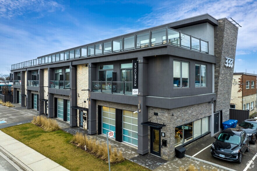 333 Bering Ave, Toronto, ON à vendre - Photo du bâtiment - Image 1 de 1