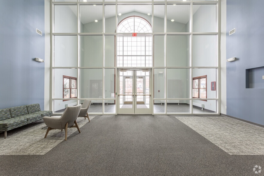 3401 Village Dr, Lincoln, NE for lease - Interior Photo - Image 2 of 7