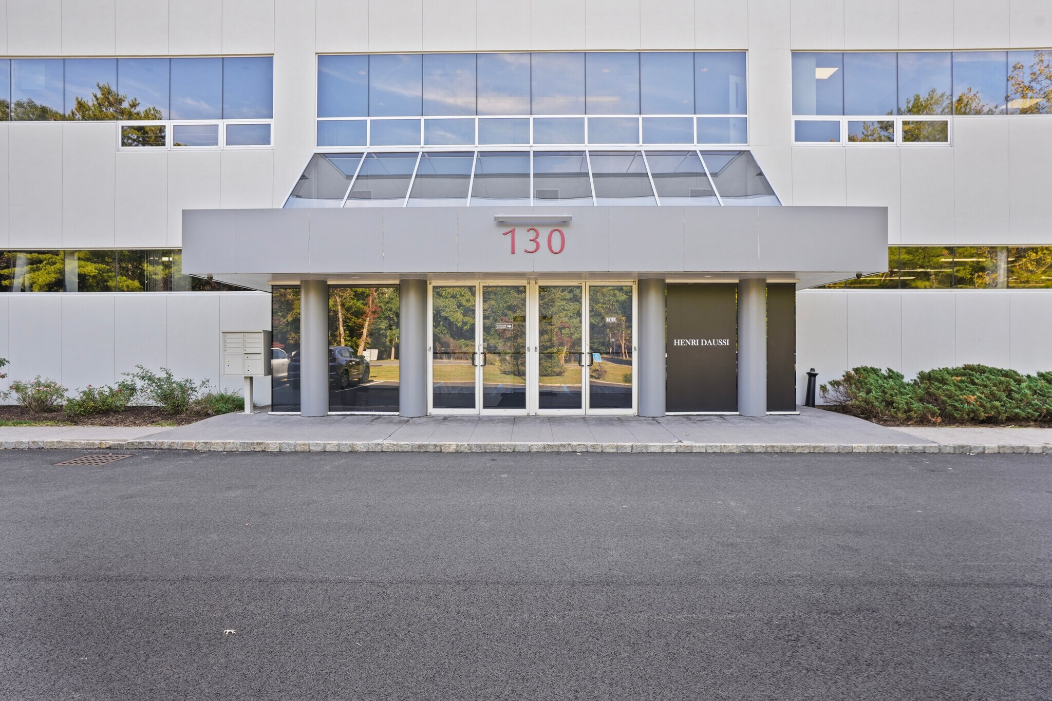 130 Business Park Dr, Armonk, NY à louer Photo du bâtiment- Image 1 de 5