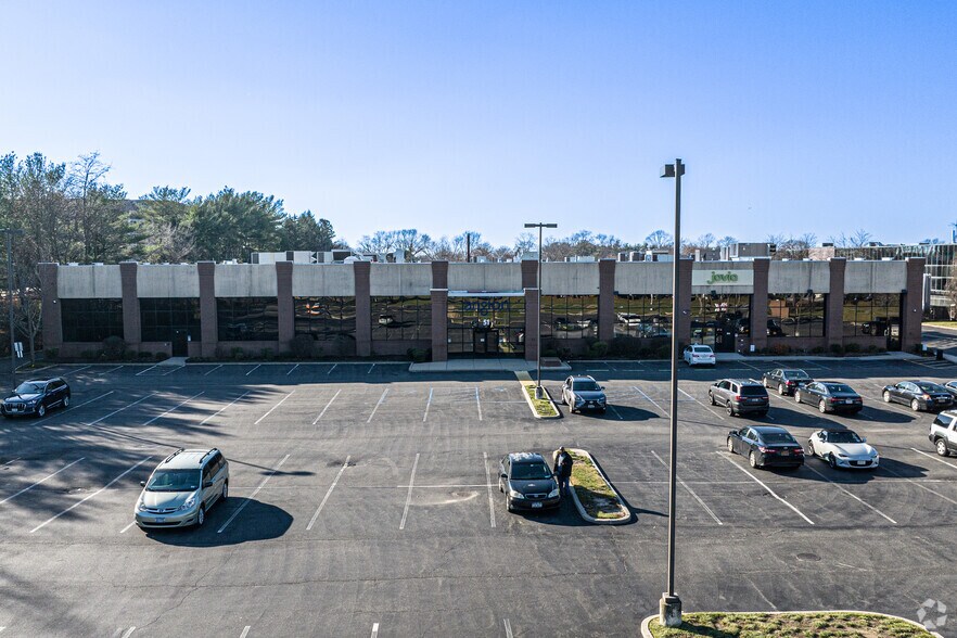 51 Charles Lindbergh Blvd, Uniondale, NY à vendre - Photo du bâtiment - Image 3 de 9