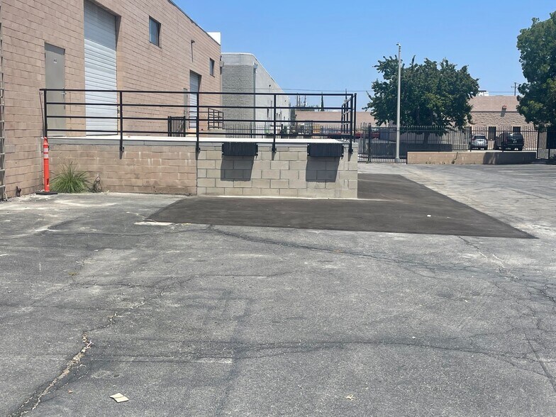 21100 Lassen St, Chatsworth, CA à louer - Photo du bâtiment - Image 3 de 4