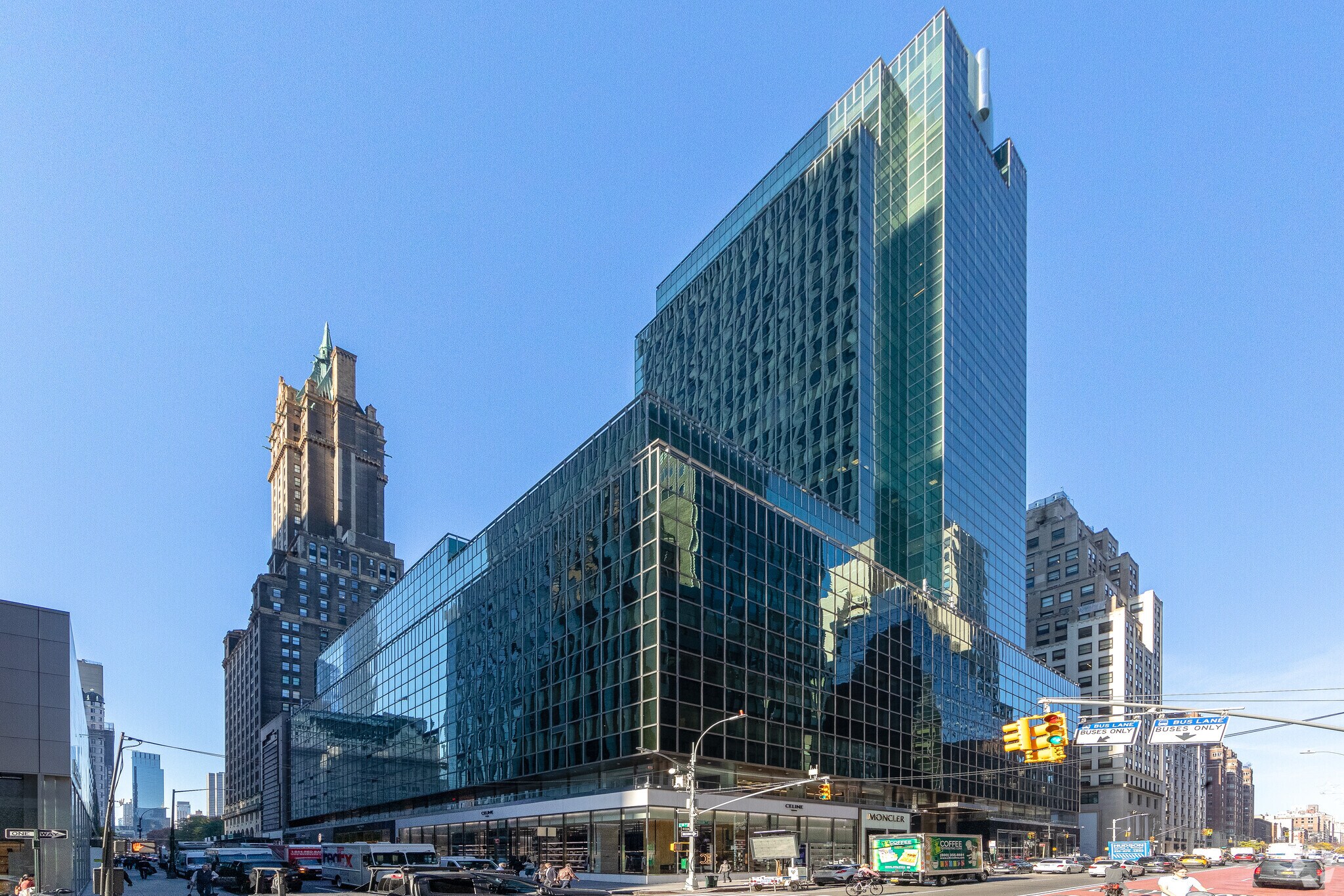 650 Madison Ave, New York, NY à louer Photo du bâtiment- Image 1 de 4