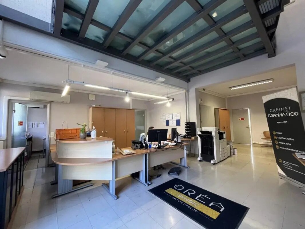 Retail in Nice for lease Interior Photo- Image 1 of 8