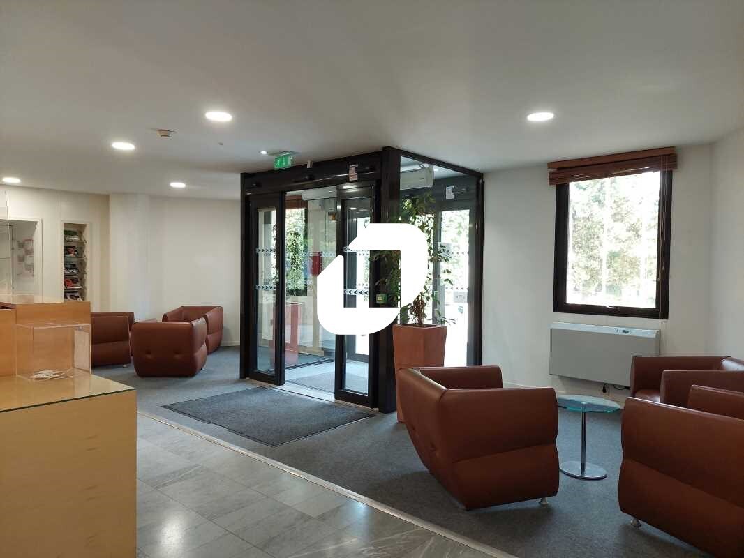 Bureau dans Saint-Aubin à louer Hall d’entrée- Image 1 de 10