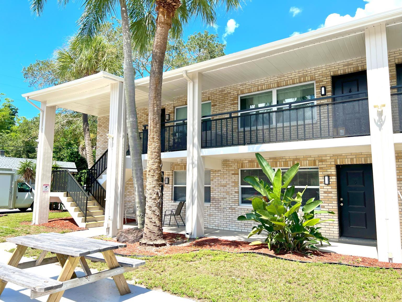 Belleair Landing portefeuille de 2 propriétés à vendre sur LoopNet.ca Photo principale- Image 1 de 28