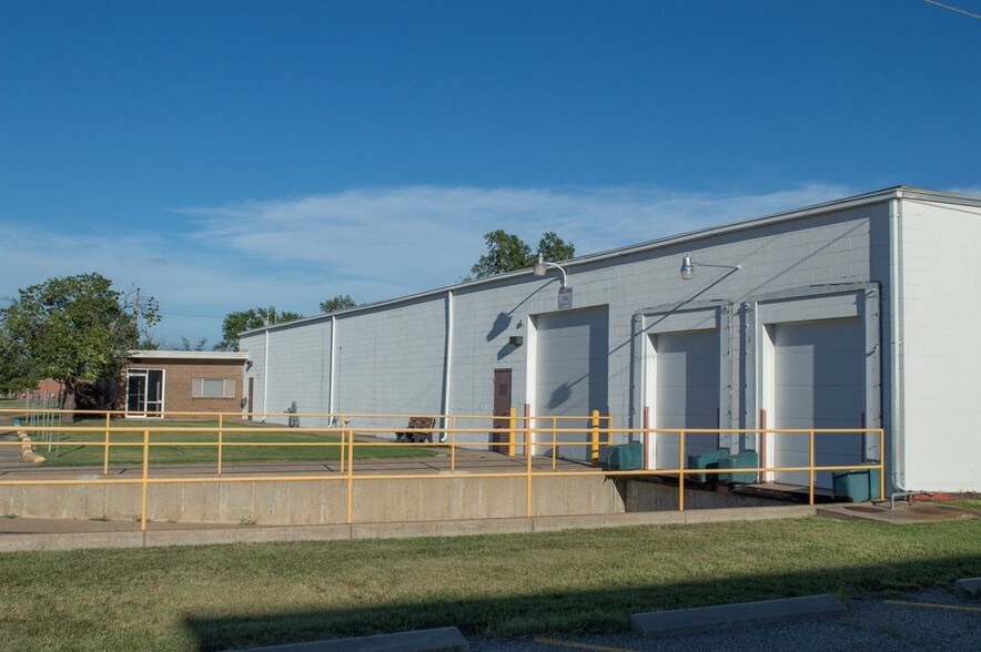 2804 Arnold Ave, Salina, KS à louer - Photo du bâtiment - Image 3 de 12