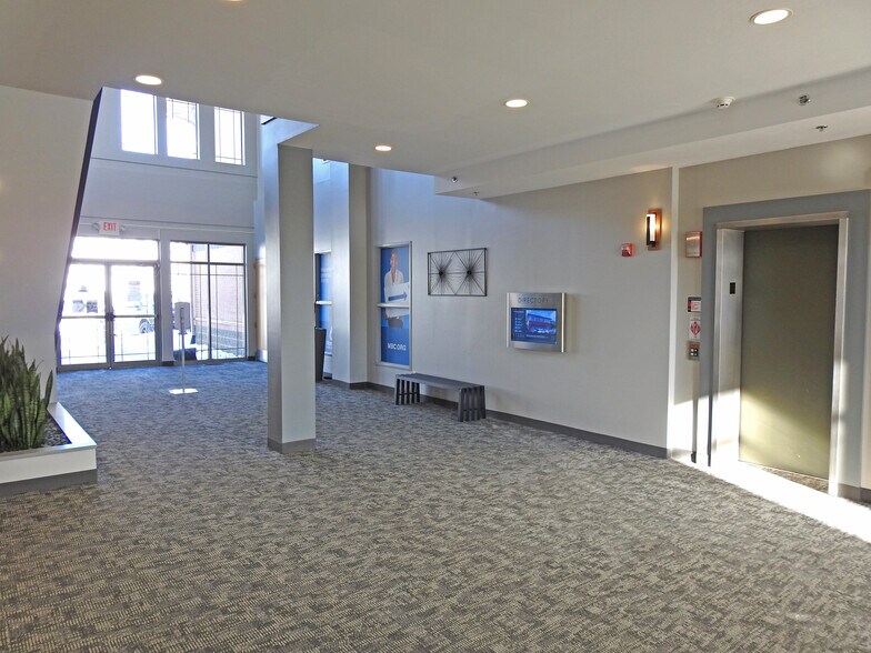 3021 Harbor Ln N, Plymouth, MN à louer - Photo intérieure - Image 3 de 5