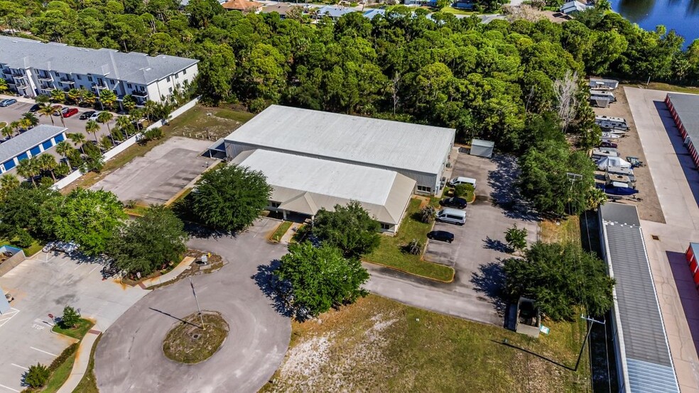 1601 NE Success Dr, Jensen Beach, FL à vendre - Photo du bâtiment - Image 2 de 18