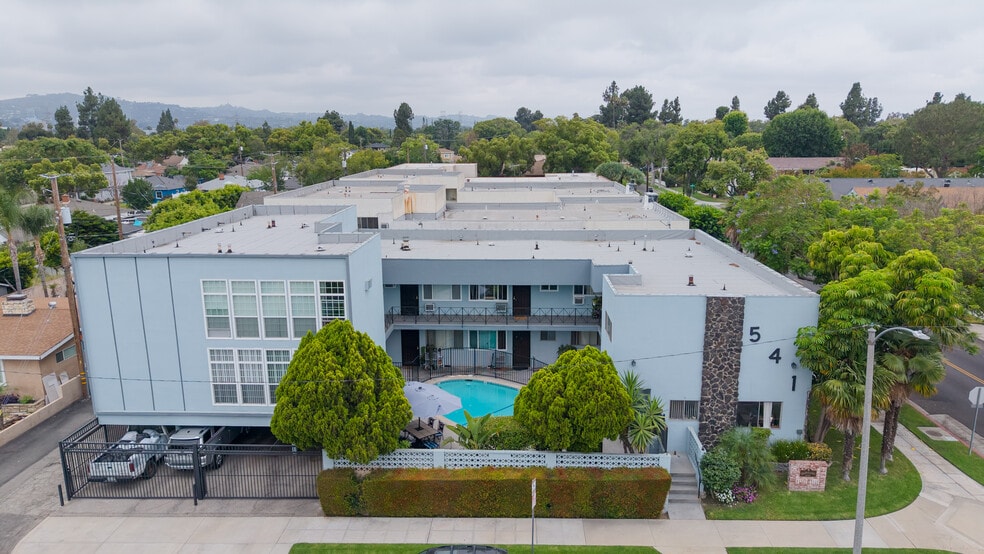 541 N Naomi St, Burbank, CA à vendre - Photo du bâtiment - Image 2 de 7