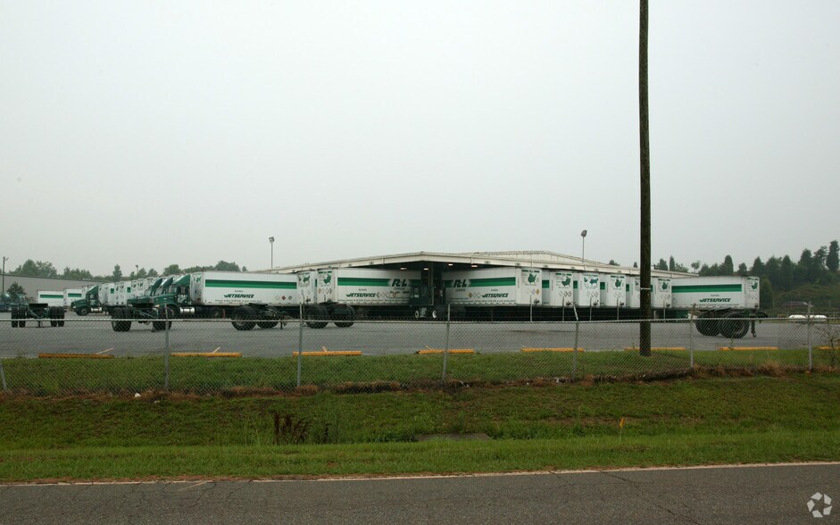 25 Chrome Dr, Greenville, SC à louer - Photo du bâtiment - Image 2 de 4