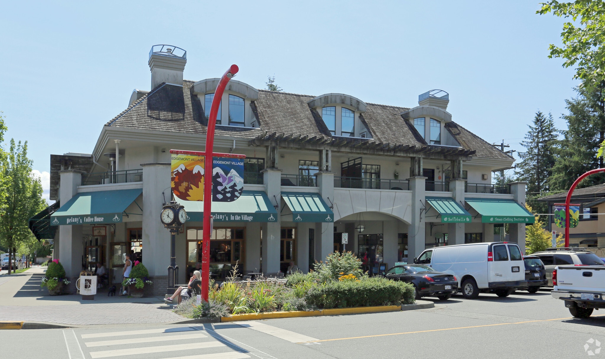 3065-3069 Edgemont Blvd, North Vancouver, BC à vendre Photo principale- Image 1 de 1