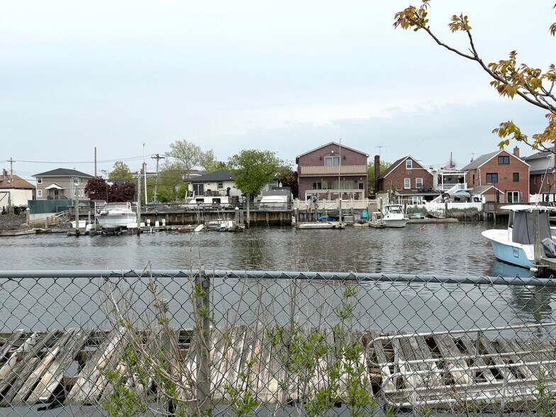 15913 Crossbay Blvd, Howard Beach, NY à louer - Photo du bâtiment - Image 3 de 5