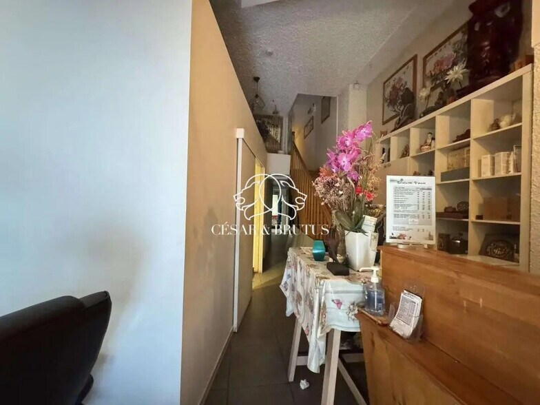 Office in Grenoble for lease - Interior Photo - Image 2 of 5