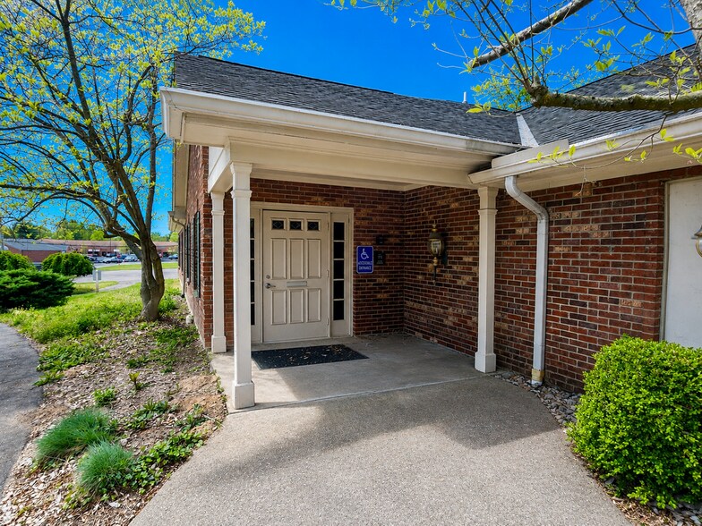 11907 Montgomery Rd, Cincinnati, OH à louer - Photo du bâtiment - Image 3 de 14
