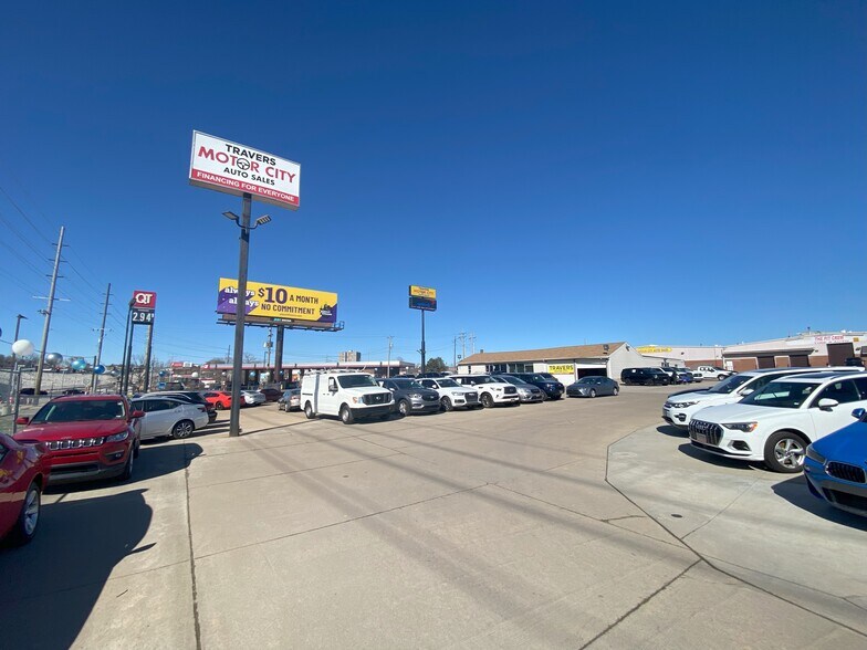 Turn-Key Auto Sales & Service portfolio of 2 properties for sale on LoopNet.ca - Building Photo - Image 1 of 8