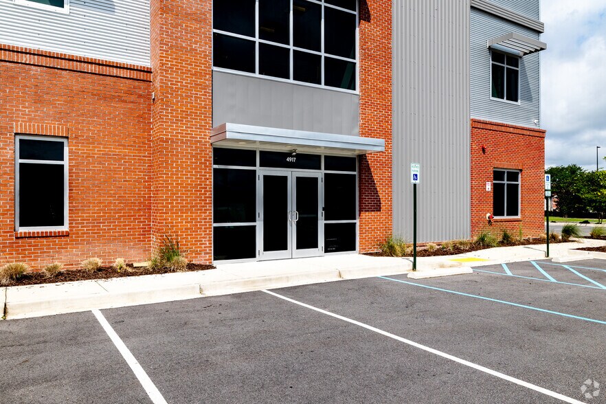 4917 Centre Pointe Dr, North Charleston, SC à louer - Photo du bâtiment - Image 3 de 7