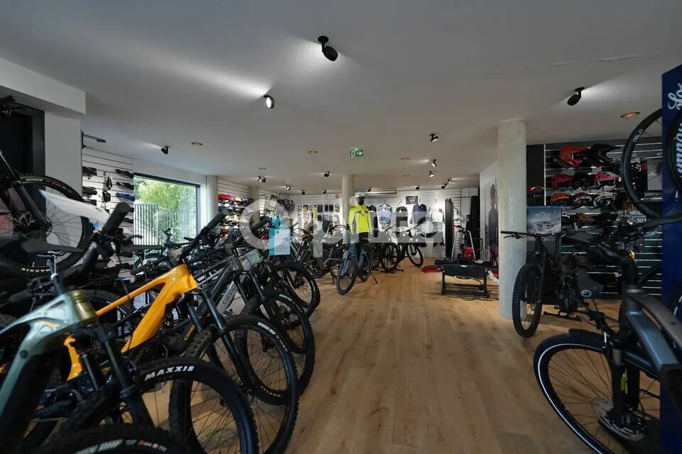 Commerce de détail dans Écully à louer Photo du bâtiment- Image 1 de 11