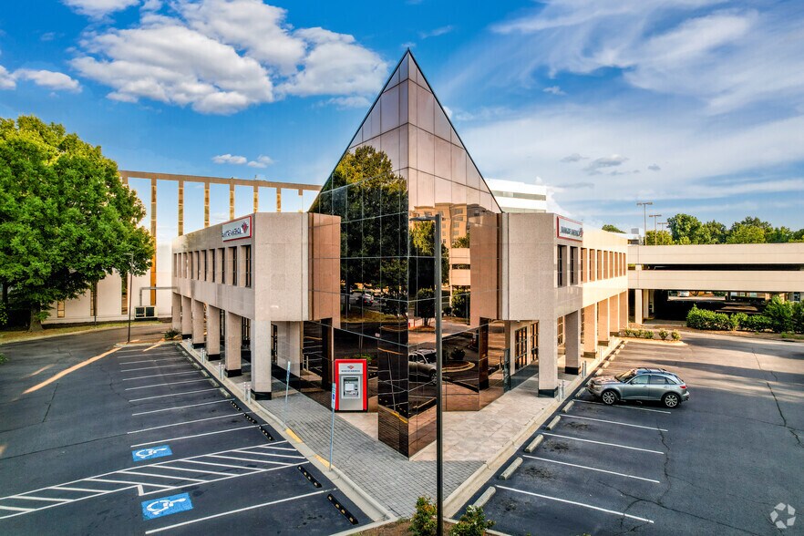 6200 Fairview Rd, Charlotte, NC for lease - Primary Photo - Image 2 of 5