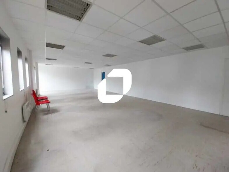 10 Avenue Ampère, Montigny-le-Bretonneux for lease - Interior Photo - Image 3 of 15