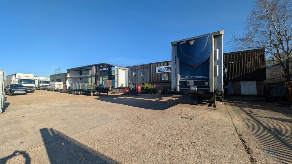 School Ln, Eastleigh à louer - Photo du bâtiment - Image 2 de 11