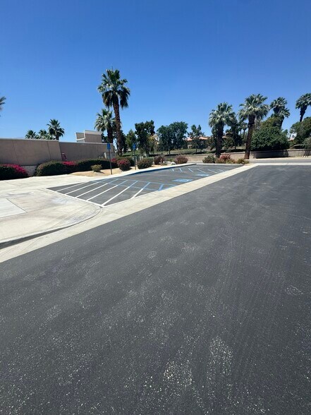 74875 Hovley Lane East, Palm Desert, CA à vendre - Photo du bâtiment - Image 2 de 5