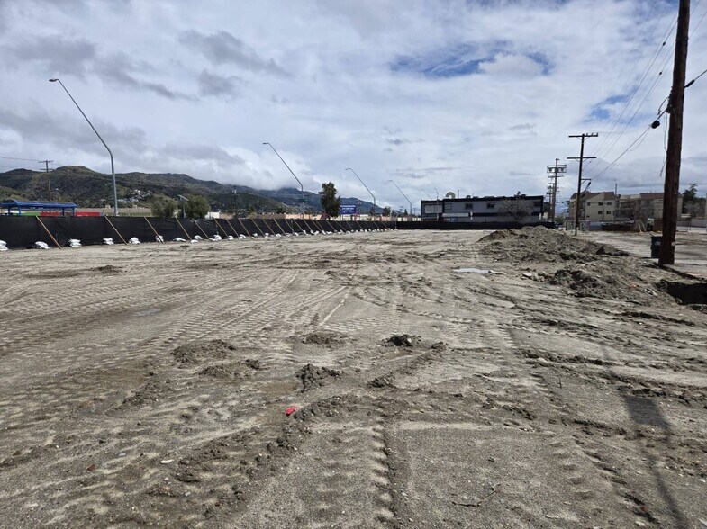 8143 San Fernando Rd, Sun Valley, CA à vendre - Photo du bâtiment - Image 3 de 16