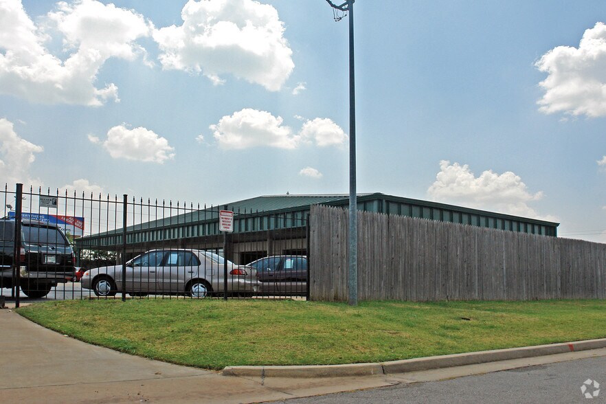 9615 Broadway Ext Service Rd, Oklahoma City, OK à louer - Photo du bâtiment - Image 3 de 27