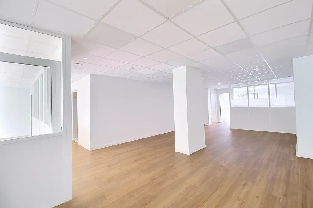 Office in Paris for lease Interior Photo- Image 1 of 6