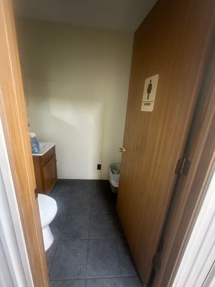 636 S East St, Mount Carroll, IL for lease - Interior Photo - Image 3 of 25