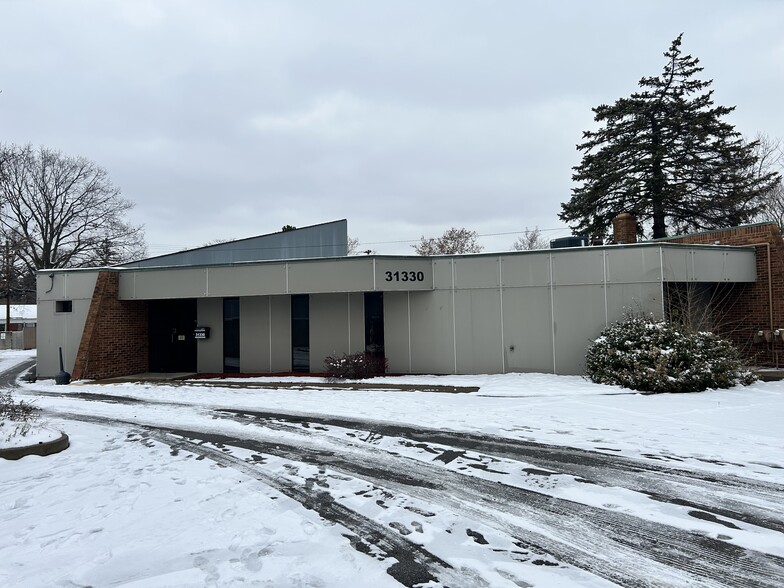 31330 Schoolcraft Rd, Livonia, MI for sale - Building Photo - Image 3 of 13