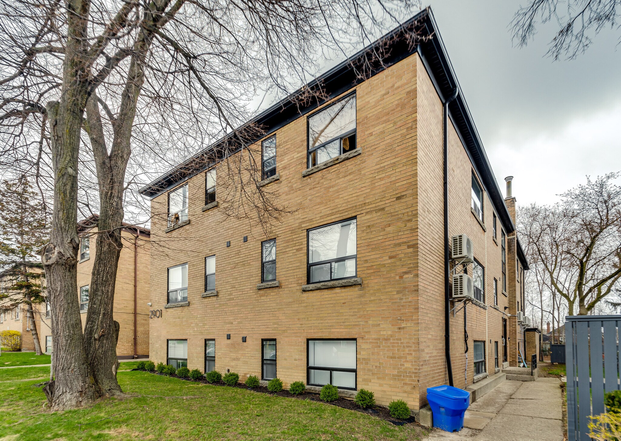 2903 St Clair Ave E, Toronto, ON à vendre Photo du bâtiment- Image 1 de 1