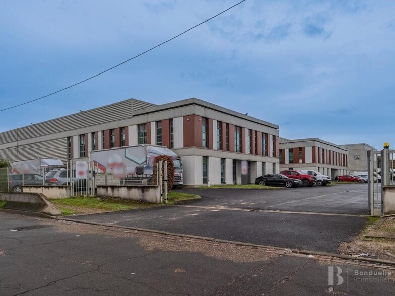 Industrial in Le Blanc-Mesnil for lease - Building Photo - Image 1 of 7