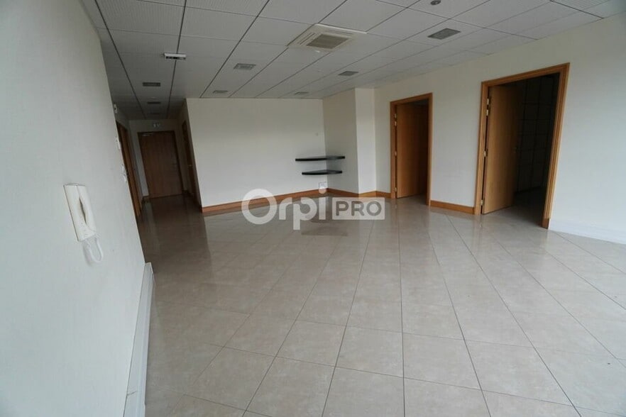 Office in Dijon for lease - Interior Photo - Image 2 of 7