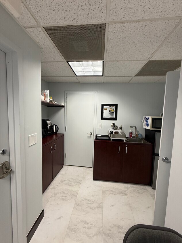 225 Gordons Corner Rd, Manalapan Township, NJ for lease Interior Photo- Image 1 of 8