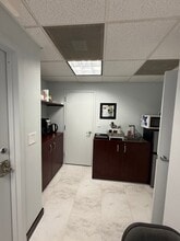 225 Gordons Corner Rd, Manalapan Township, NJ for lease Interior Photo- Image 1 of 8