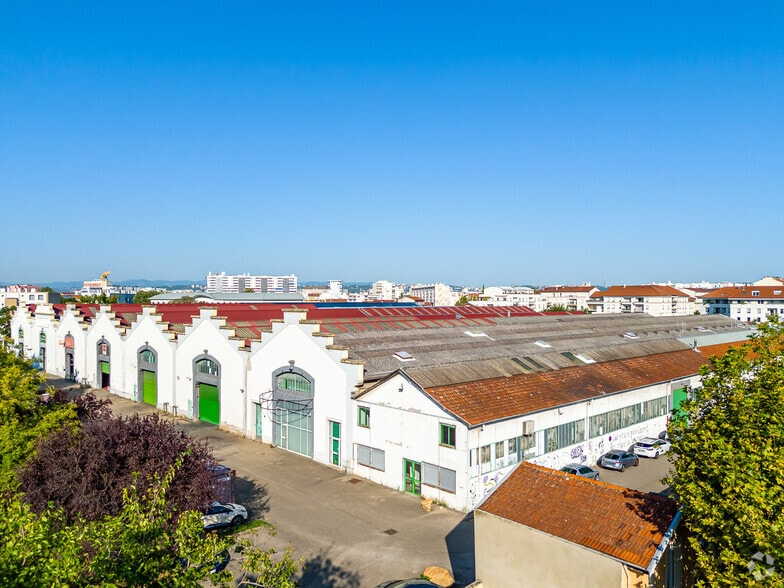 Flex in Lyon for sale - Building Photo - Image 2 of 3