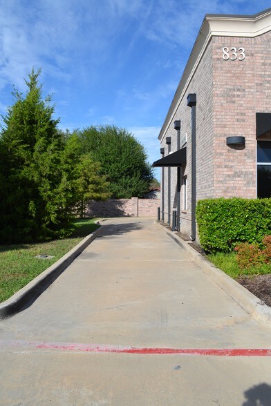 833 S Denton Tap Rd, Coppell, TX à vendre - Photo du bâtiment - Image 3 de 11