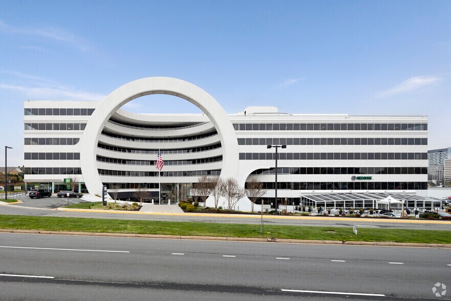 2070 Chain Bridge Rd, Vienna, VA à louer - Photo du bâtiment - Image 2 de 9