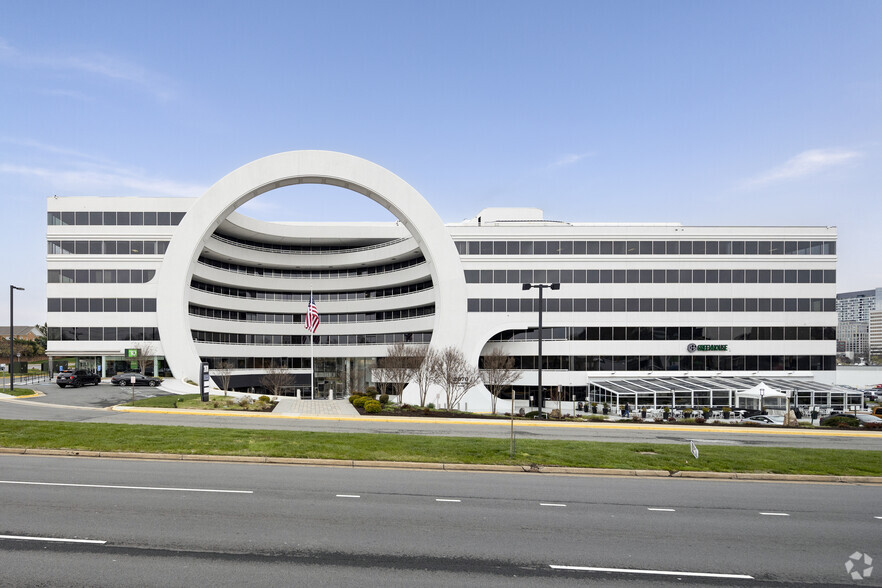 2070 Chain Bridge Rd, Vienna, VA à louer - Photo du bâtiment - Image 2 de 9