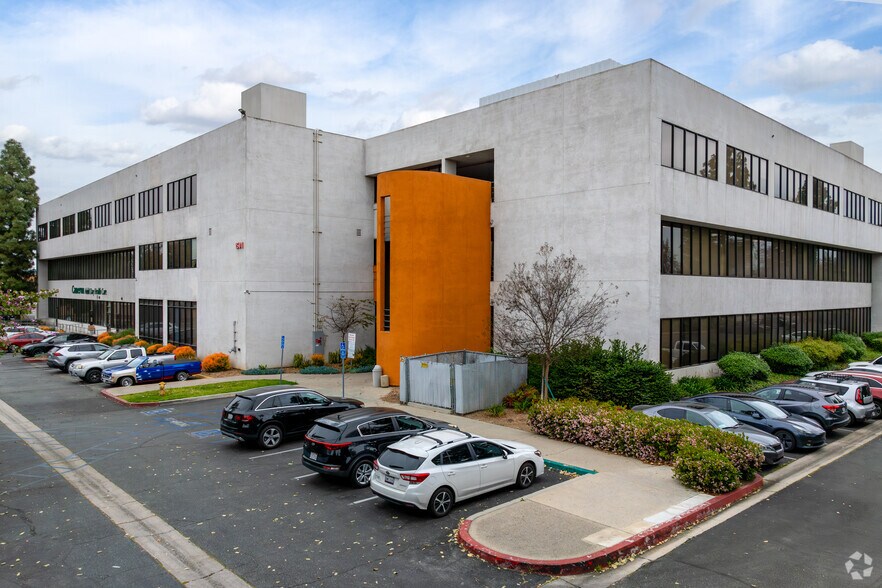 1515 W Cameron Ave, West Covina, CA à vendre - Photo du bâtiment - Image 3 de 9