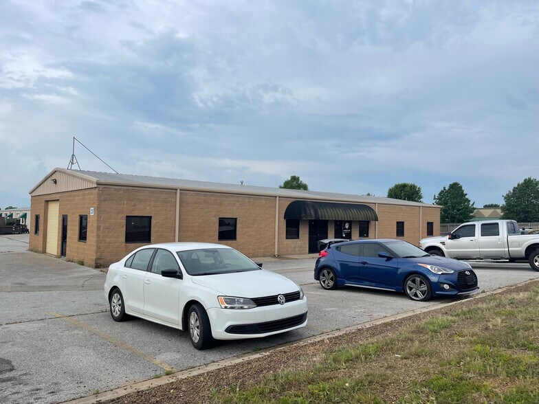 2218 Worth Ln, Springdale, AR for sale - Primary Photo - Image 1 of 4