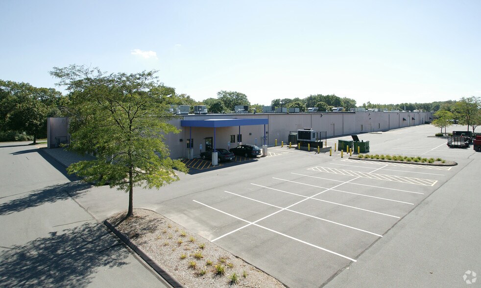 29-35 Griffin Rd S, Bloomfield, CT à louer - Photo du bâtiment - Image 3 de 8