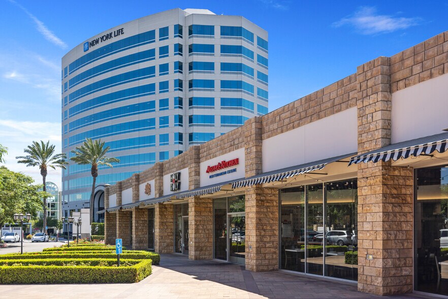 2400 E. Katella Ave, Anaheim, CA à louer - Photo du bâtiment - Image 3 de 10