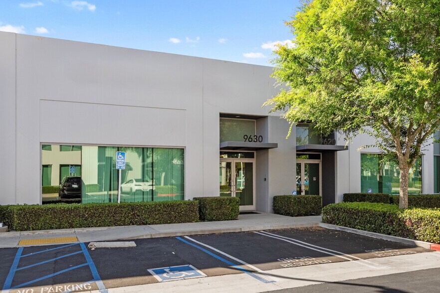 9630 Research Dr, Irvine, CA à vendre - Photo du bâtiment - Image 2 de 51