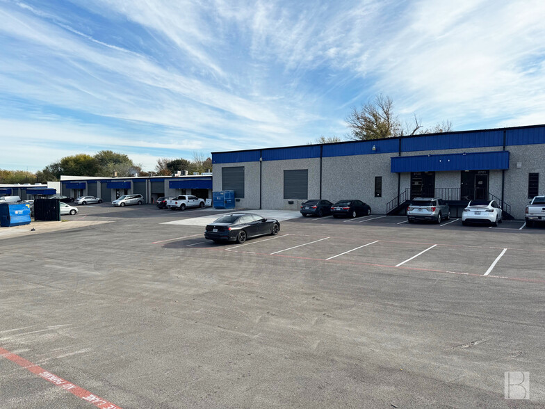 2701-2749 S Great Southwest Pky, Grand Prairie, TX for lease - Building Photo - Image 2 of 7