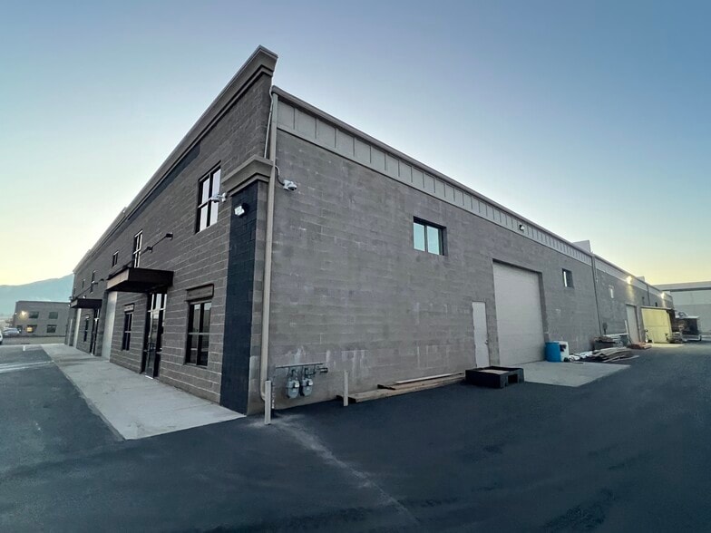 373-374 E 1750 N, Vineyard, UT à louer - Photo du bâtiment - Image 3 de 7