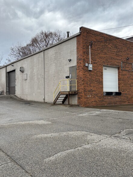 2285 Scranton Rd, Cleveland, OH à louer - Photo du bâtiment - Image 1 de 3
