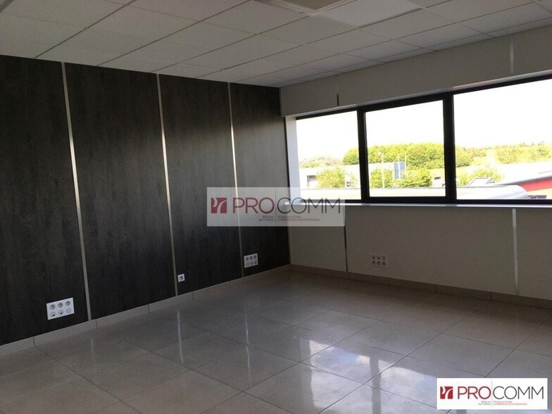 Office in Chartres for lease - Interior Photo - Image 3 of 6
