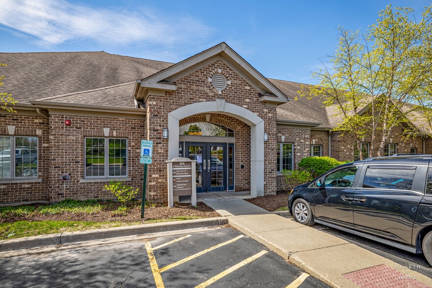 106 S Wynstone Park Dr, Barrington, IL for sale - Building Photo - Image 1 of 16
